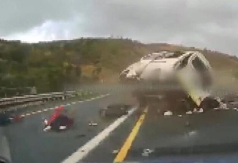 Qorxunc qəzanın görüntüsü: 4 ölü, 15 yaralı var