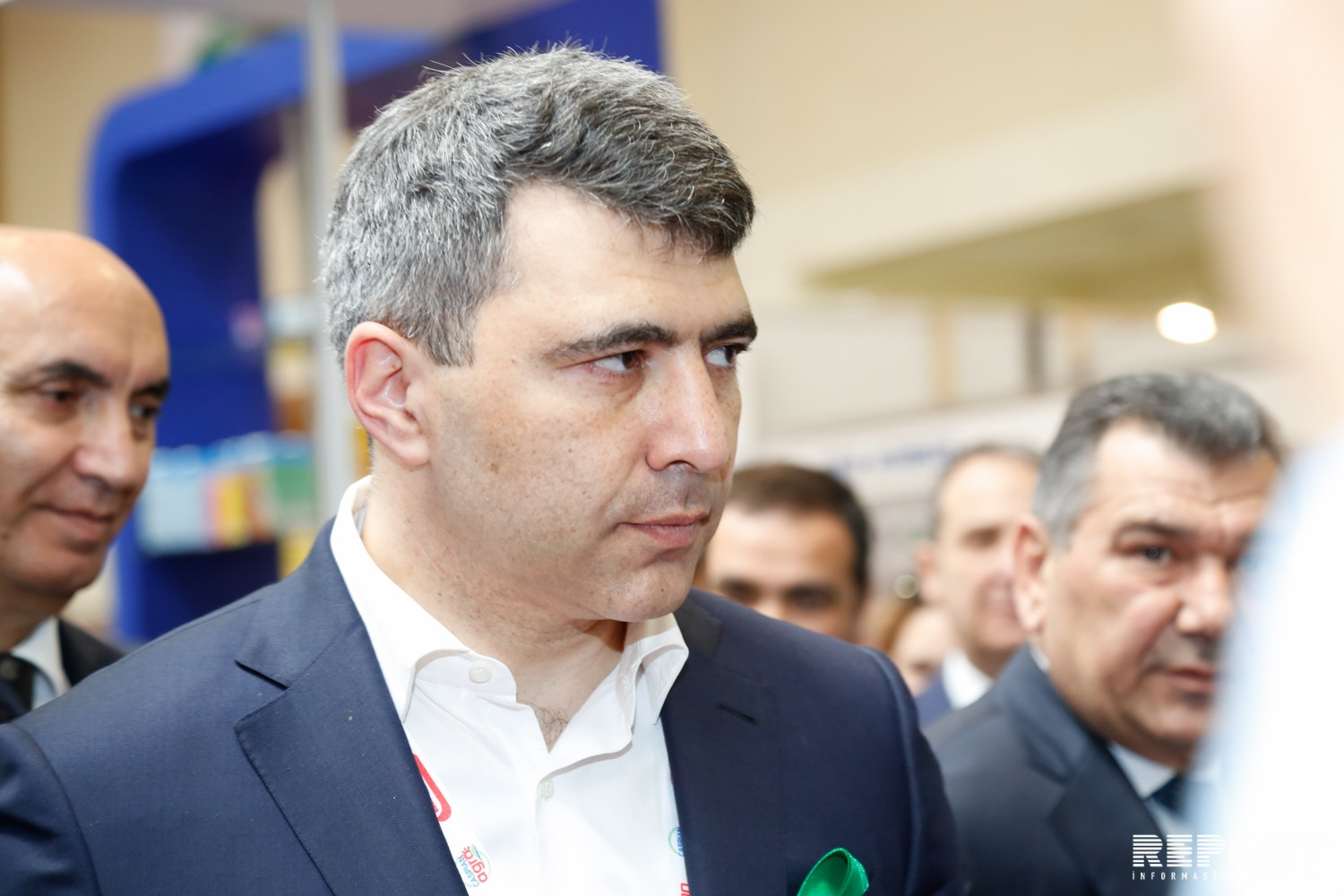 Azərbaycanlı nazir kəndlilər üçün xaricdə tərcüməçilik etdi - Maraqlı görüntü