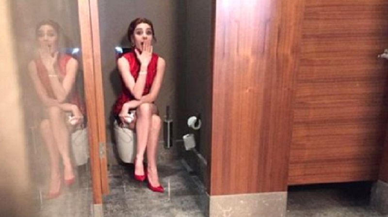 Məşhur aktrisanın tualetdə biabırçı görüntüsü yayıldı