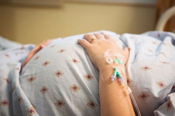 Bakıda satıcı qız kassirdən hamilə qaldı: Başına oyun gəldi