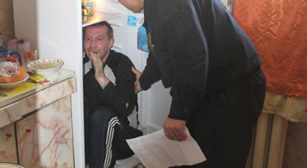 Polis cinayətkarı soyuducudan tapdı