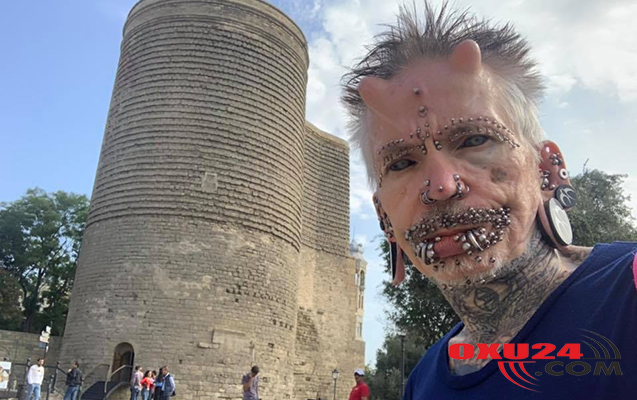 Bakıda diqqətçəkən turist - Dodağında 94 pirsinq var - FOTO