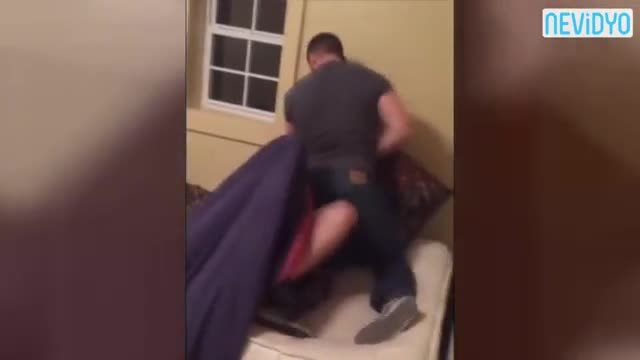 Arvadını qonşunun kişisi ilə yataqda tutdu