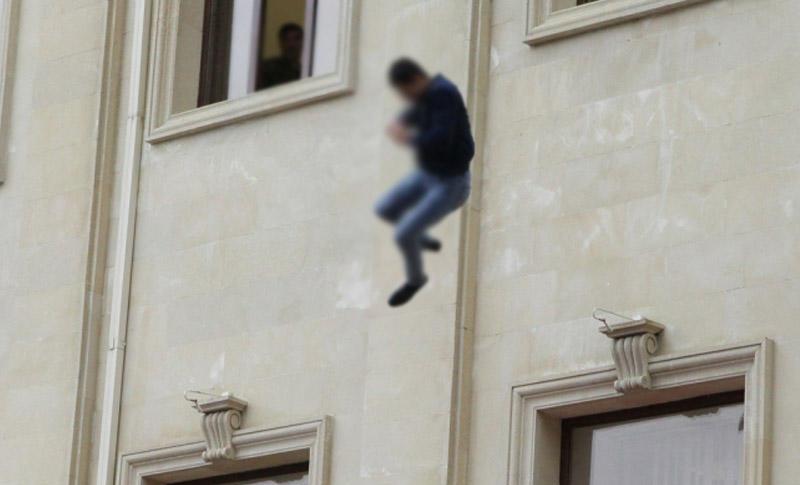 Bakıda 20 yaşlı gənci 5-ci mərtəbədən atıblar