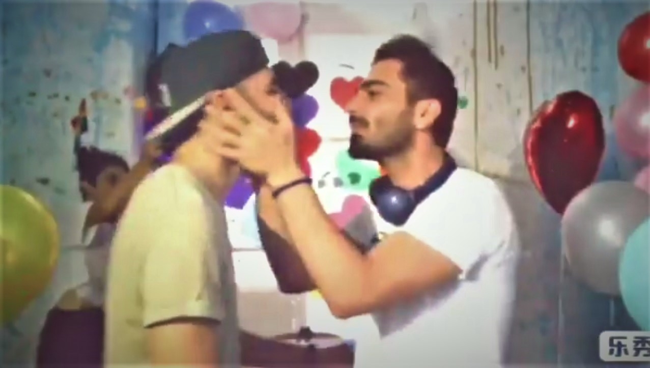 Bakıda iki oğlanın nişanı oldu - üzük taxıb öpüşdülər