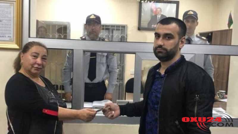 Bakı metrosunda oğlan tapdığı pulları qadına geri qaytardı(FOTO)