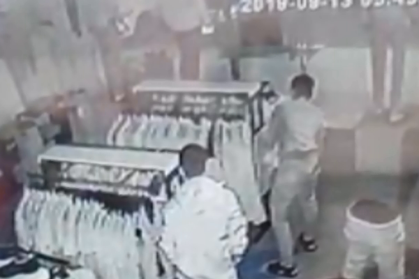 Bakıda iki gəncin qaranlıqda etdiyi hərəkət kameraya düşdü