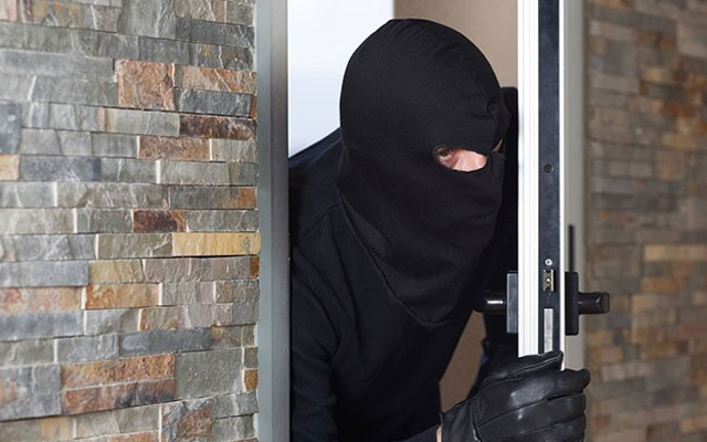 Bacarıqsız oğru soyğun zamanı özünə xəsarət yetirdi