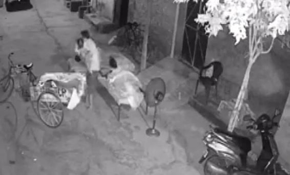 Dəhşətli görüntü: Azyaşlı uşağı ananın yanından oğurladı