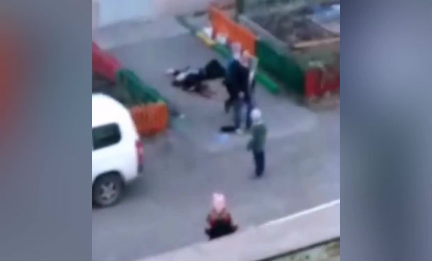 Kişi iki azyaşlı övladının gözü qarşısında — Arvadınının boğazını kəsdi