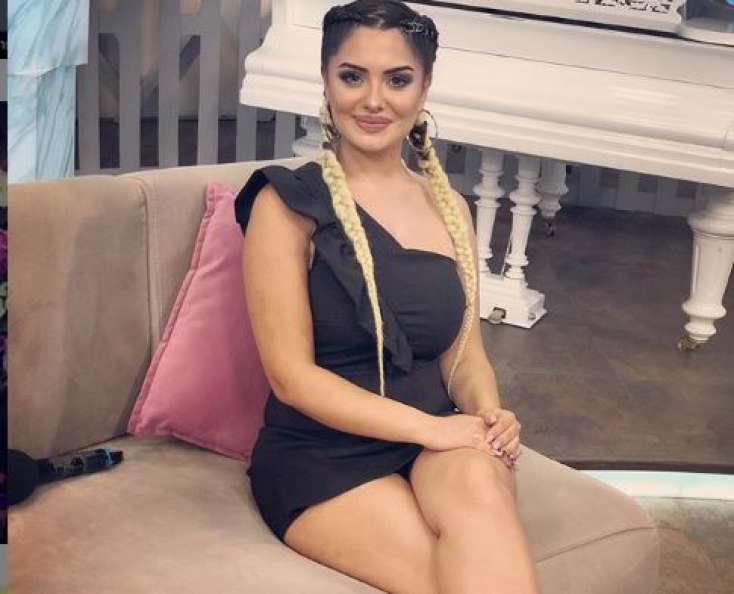 Minanın içki içərkən görüntüsü yayıldı: sərxoş olub, sinəsini açdı