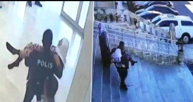 Polis 85 yaşlı qadını qucağında apardı