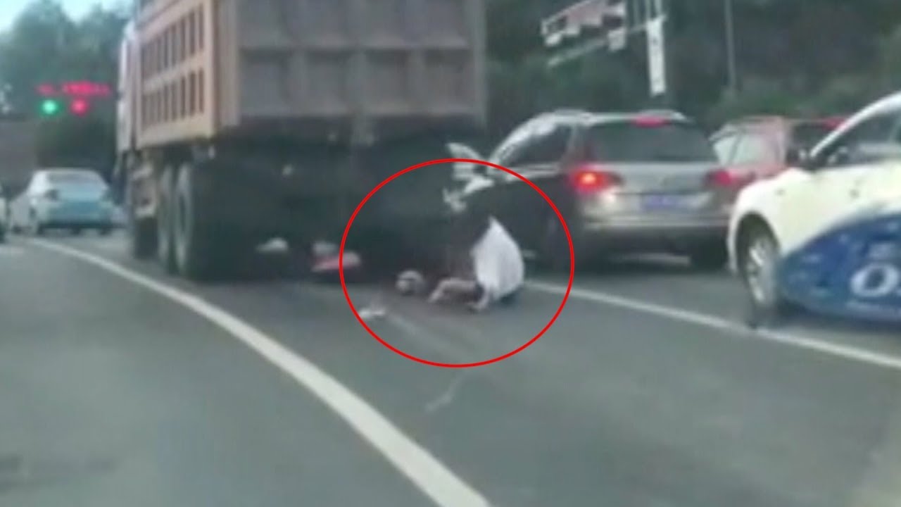 Dəhşətli qəza: Qadın \\\"Kamaz\\\"ın altında qaldı