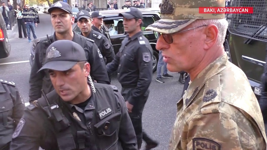 Dünənki mitinqdən maraqlı kadr: Mehman Hüseynovu tutan polislərə komandir niyə əsəbiləşdi?