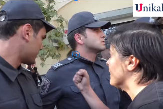 Aksiyada qadının hücumuna məruz qalan polis işdən çıxıb? - AÇIQLAMA