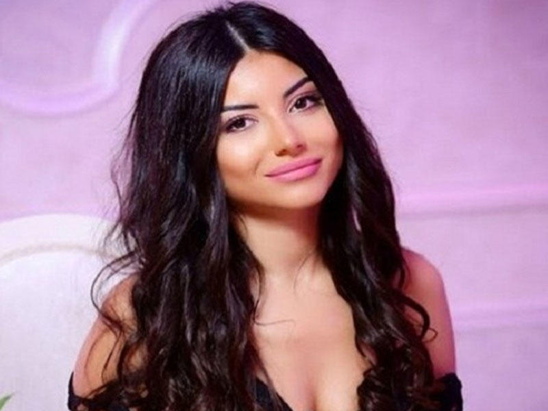 Aysel büsqalterin üstündən pencək geyindi, itlə kamera qarşısına keçdi - FOTO