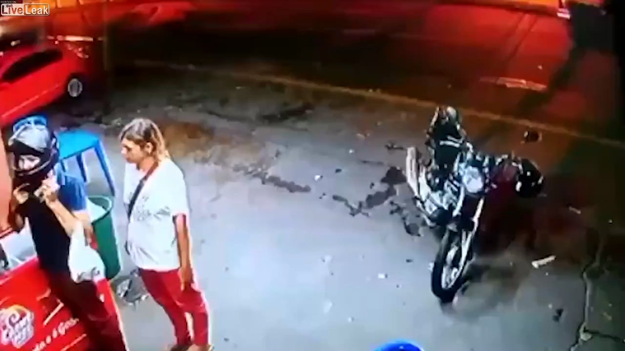 Küçənin ortasında qadına elə hərəkət etdi  ki, ölkə qarışdı