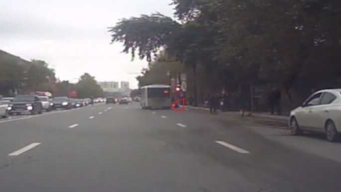 Bakıda ŞOK hadisə: qırmızıdan keçən avtobusdan sərnişin yola yıxıldı