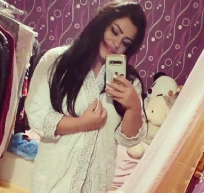 Azərbaycanda biabırçılıq: Qız hamam xalatının qarşısını açıb...