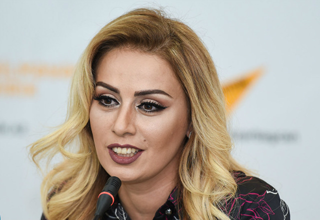 Roza Zərgərli azyaşlını diz çökdürən kişini verilişdə biabır etdi: \\\"Sən,hansı millətdənsən?\\\"