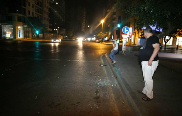 Bakıda 2 nəfər yolu kəsib qıza hücum etdi