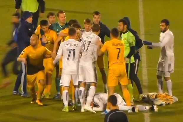 Futbolçular arasında kütləvi dava: yaralılar var