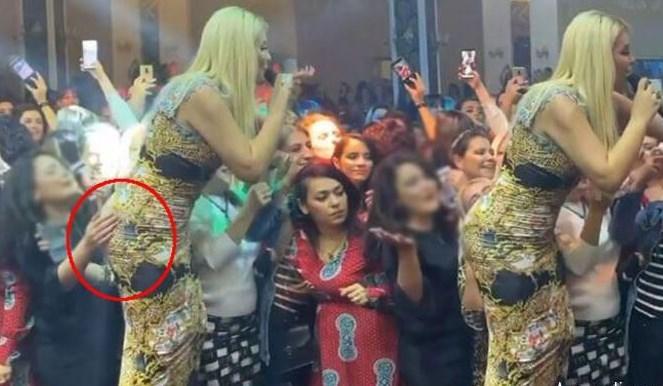 Fanatı səhnədə arxasına toxundu, müğənni özünü itirdi