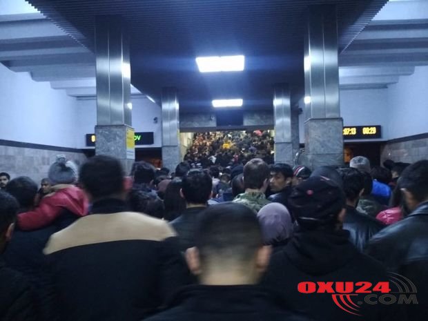 Metroda sıxlıq, sərnişinlərin çıxışında problem yarandı