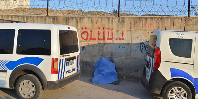 Dəhşət! Meyiti \\\"ölü\\\" yazılmış divarın dibindən tapıldı