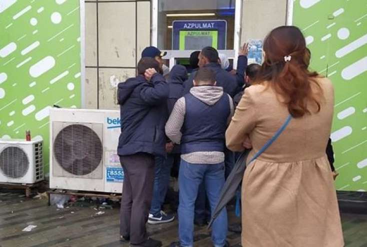 Bakıda bu aparat hamıya PUL PAYLAYIR - Qarşısında uzun növbələr