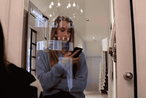 Selfi çəkdirmək istəyən qız binadan aşağı düşdü -Dəhşətli görüntü