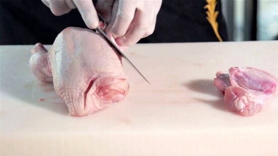 Bakıda əcnəbi tələbə toyuq doğrayarkən qarnını deşdi