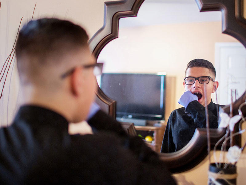 Bu şəxs xəstəliyi səbəbindən gülə bilmir