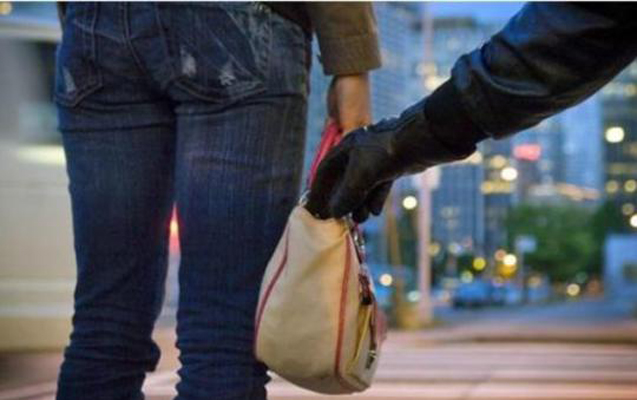 Bazarda qadına qarşı iyrənc hərəkət: Gənc oğlan tutuldu (FOTOLAR)