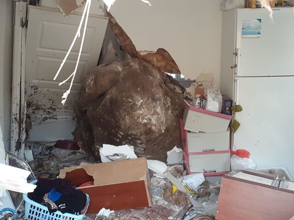 Evin üstünə qaya düşdü - FOTO