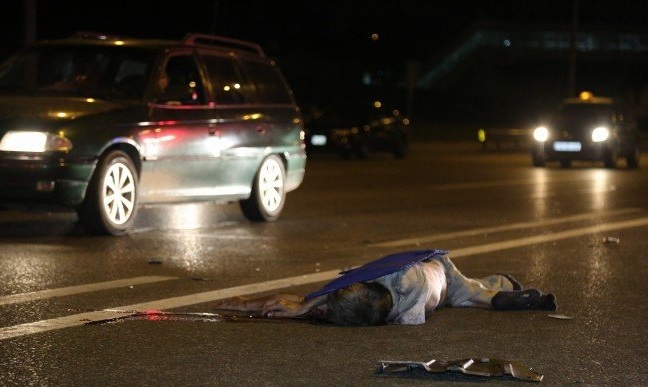 Bakıda \\\"KamAZ\\\" iki tələbənin üstündən belə keçdi (18+VİDEO)