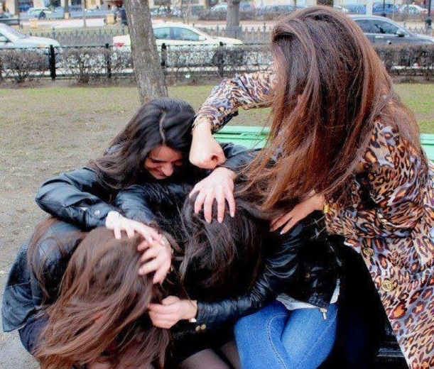 Qadınlar arasında əlbəyaxa  dava oldu