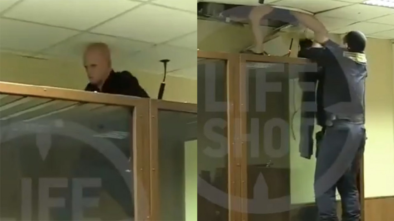 Məhkəmə zalından şok  görüntü: Qaçmaq istəyən məhbusun şalvarı çıxıb polisin əlində qaldı (VİDEO)