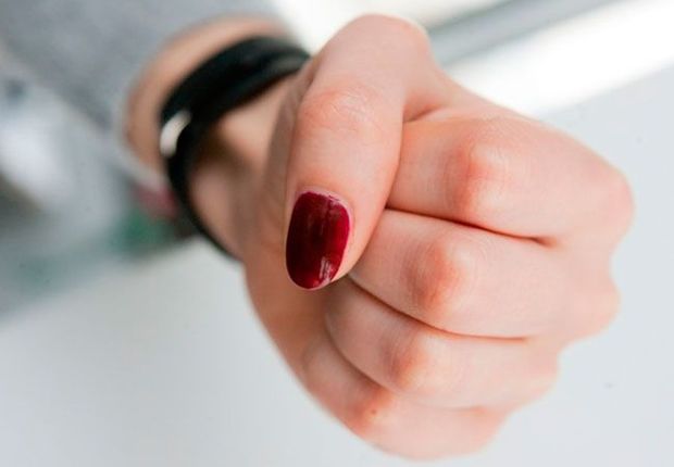 Qızın yumruq zərbəsindən sonra oğlanın daxili orqanlarının yeri dəyişdi