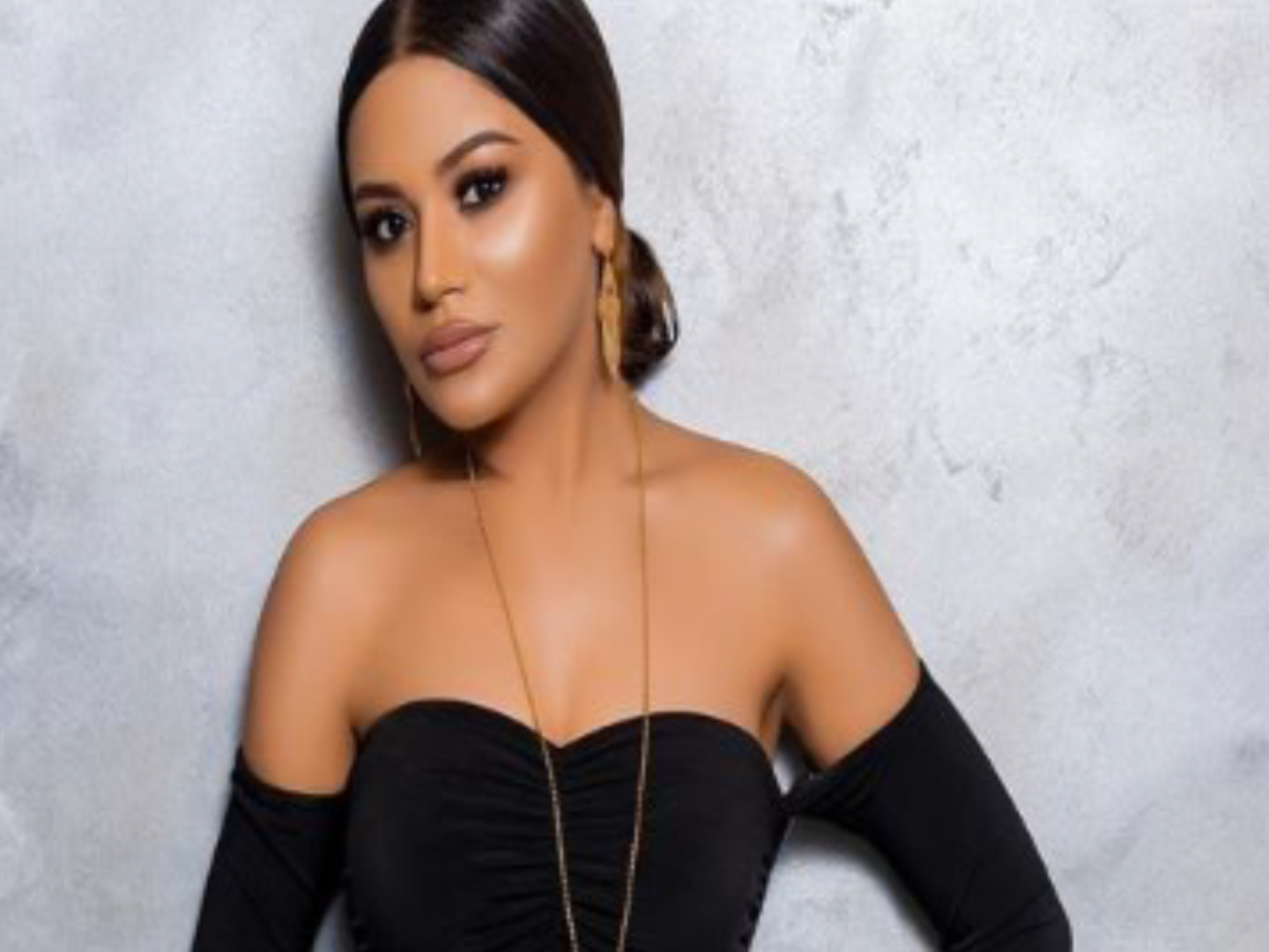 Kamera qarşısında sinəsi açılan Türkan biabır oldu, saçı ilə sinəsini bağladı +VİDEO