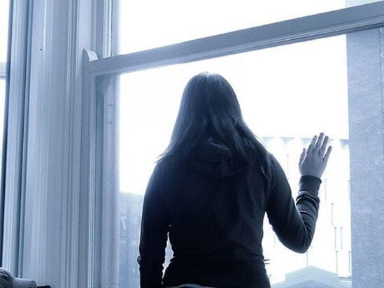 Yeniyetmə qızın telefonunu əlindən aldılar, özünü pəncərədən atdı - FOTO