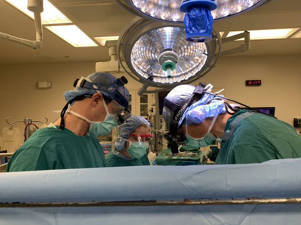 Həkimlər  ölən adamın  ürəyini  çıxardı,ürək qəfil döyünməyə  başladı (18+VİDEO)