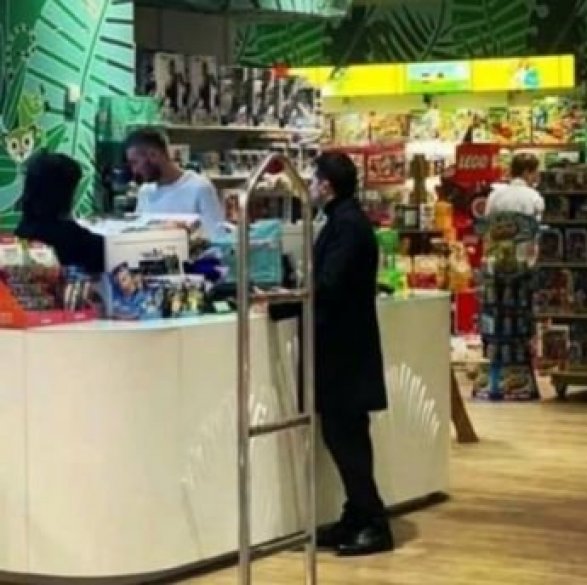 Зеленский без охраны появился в магазине игрушек в Баку