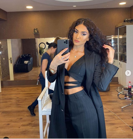 Sevgilisindən ayrılan Pərvin Abıyeva ölkədən getdi - Fotolar