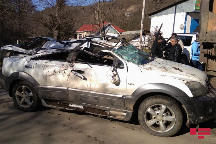 Lerikdə avtomobil körpüdən çaya aşıb, ölən var