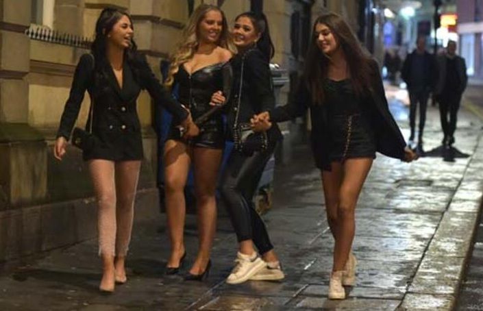 Sərxoş qızlar gecə paytaxt küçələrini bir-birinə qatdı – VİDEO