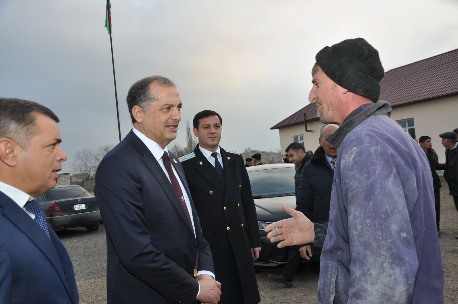 Bu icra başçısı ailəsi ilə birlikdə yataqxanada yaşayır - FOTO