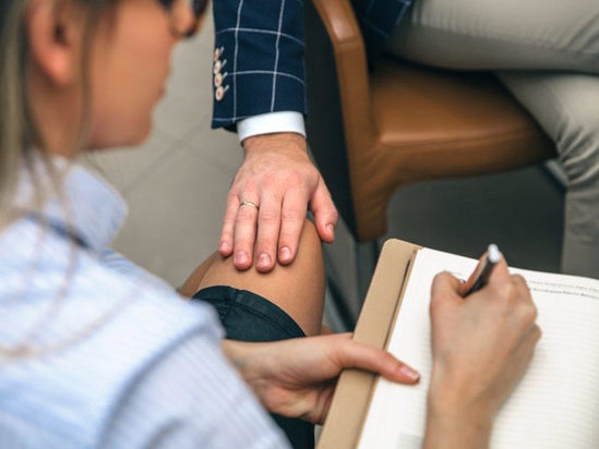 Azərbaycanda biabırçılıq: Məmur xanımı katibəsinə dəyişdi +VİDEO