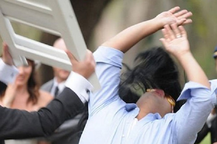 Azərbaycanda küçədə qızlara sataşan oğlanı görün nə günə qoydular - VİDEO