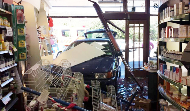 Dəhşətli qəza: Maşın mağazaya girdi,qadınlar altında qaldı